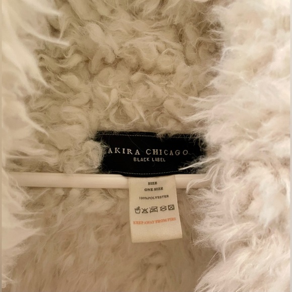 Akira Chicago Black Label Oversized Fuzzy Shawl - Picture 4 of 6